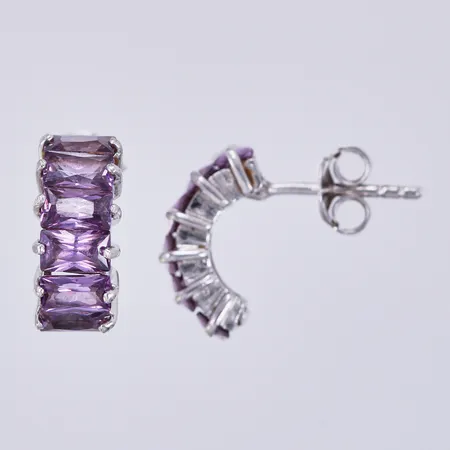 Ett par örhängen med lila stenar, längd: ca 15mm, bredd: ca 5mm, 925/1000 silver Vikt: 3,4 g