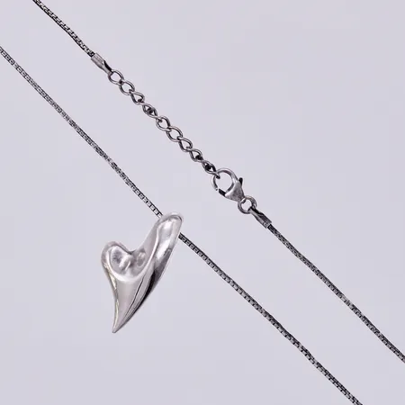 Kedja Venezia, längd: ca 44,8cm, bredd: ca 1mm, hänge hjärtformad, längd: ca 2,8cm, bredd: ca 1-15mm, 925/1000 silver Vikt: 6,6 g