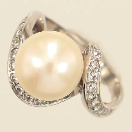 Ring, diamanter 23x ca 0,02ct, stl 18½, bredd 2,5-14mm, sötvattenspärla Ø11,6mm, vitguld,  14K  Vikt: 7,9 g