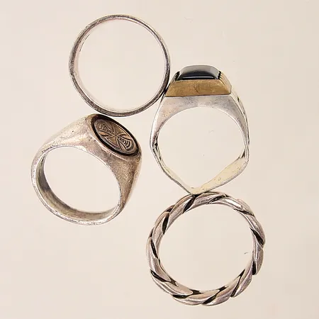 4 Ringar, skeva, defekta, silver 925/1000 Vikt: 42,4 g