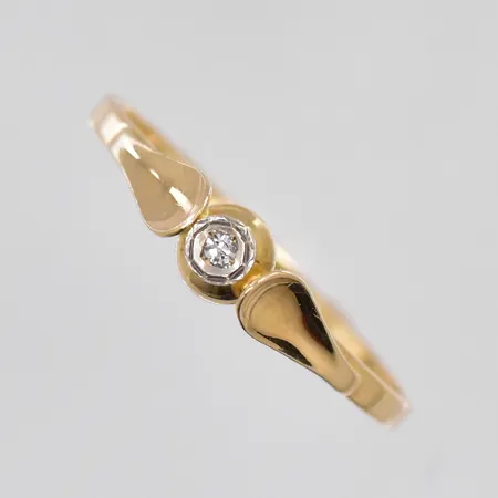 Ring med diamant ca 0,01ct, stl 17, skev skena, 18K Vikt: 1,2 g