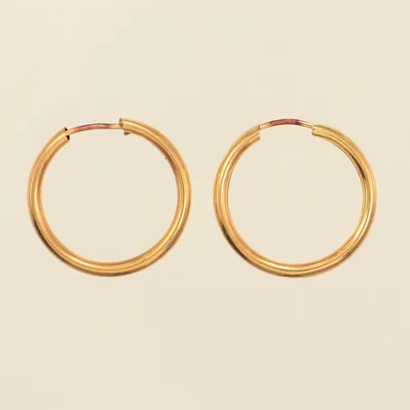 Ett par örhängen, Ø19,7mm, bredd 2,1mm, skev, 18K Vikt: 1 g