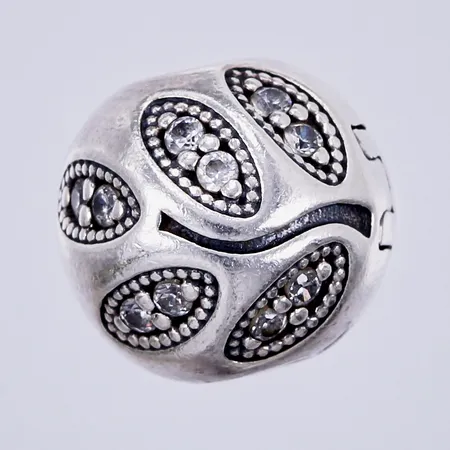 Berlock med vita stenar Pandora, Ø 9mm, silver 925/1000 Vikt: 2,7 g