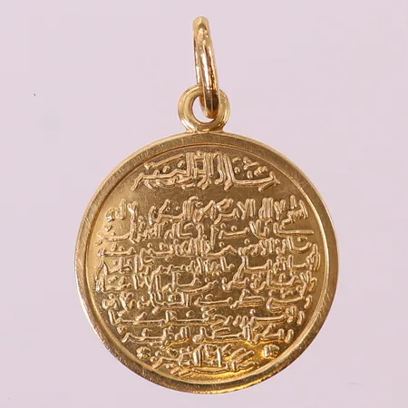 Hänge med arabisk text, 28x20mm ink ögla, 18K.  Vikt: 3,6 g