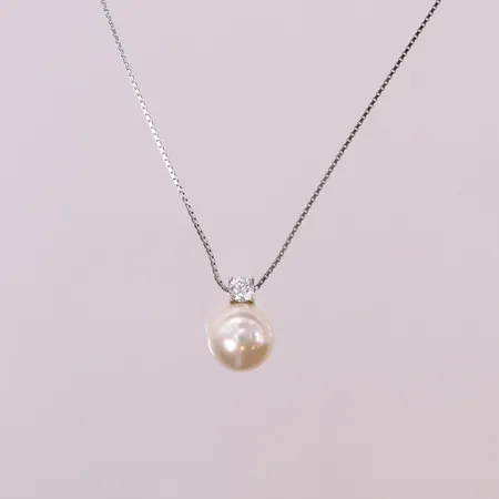 Collier med hänge, imitationspärla, längd 41-44,5cm, bredd 0,6-8mm, silver 925/1000.  Vikt: 1,9 g