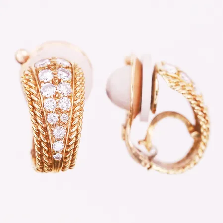 Ett par örhängen, Van Cleef & Arpels, med briljantslipade diamanter totalt ca 1,00ct, kvalitet ca River-TW (D-F)/VVS-VS, stämplad VCA, nr: B3015A50, höjd 18mm, bredd 10mm, clips, 18K guld Vikt: 8,8 g