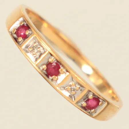 Ring diamanter 2 x ca 0,005ct, syntetiska rubiner, stl 18, bredd 3,6mm, GHA, 18K  Vikt: 2,1 g
