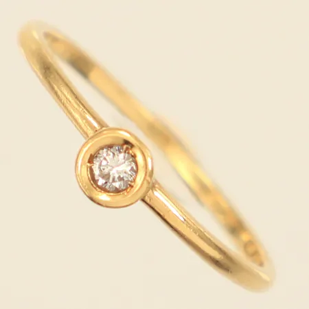 Ring, diamant 0,05ct, stl 17½, bredd 4,4mm, 18K  Vikt: 1,8 g