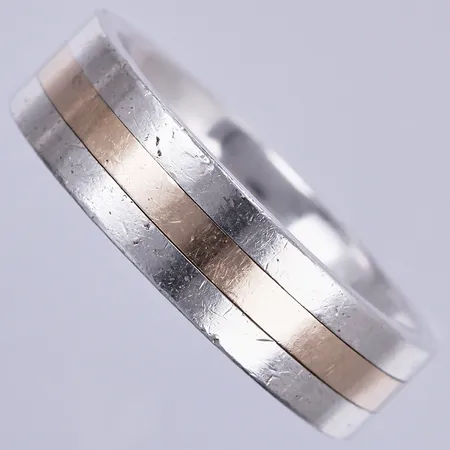 Ring med förgyllda detaljer, stl ca 19, bredd ca 6mm, GHA, silver 925/1000 Vikt: 7,1 g