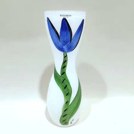 Vas, Tulipa, Ulrica Hydman-Vallien, Kosta Boda, höjd ca 26cm, handmålad dekor, signerad, etikettmärkt Vikt: 0 g Skickas med postpaket.