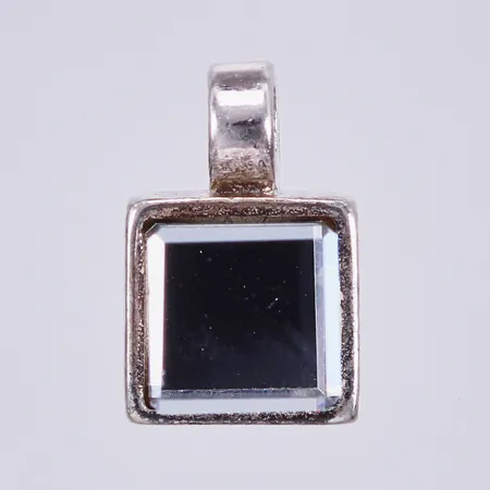 Hänge med vit sten, längd ca 12mm, bredd ca 6mm, 925/1000 silver Vikt: 1,4 g