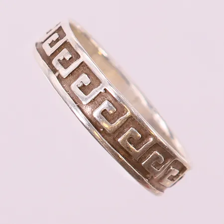 Ring med meandermönster, stl 21½, ca bredd 6mm, skev. 925/1000 silver  Vikt: 3,3 g