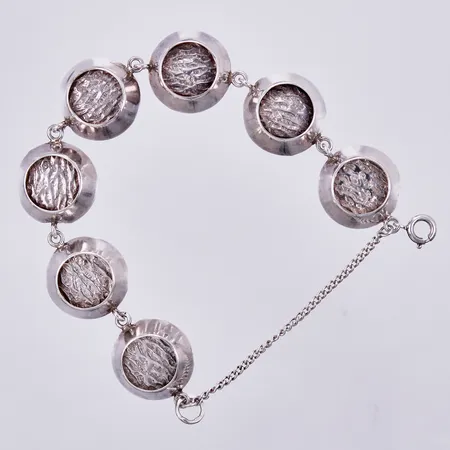 Armband BEH Bengt Hallberg Guldsmeds AB 1971, längd ca cm, bredd ca 19mm, bucklor, silver Vikt: 16,6 g