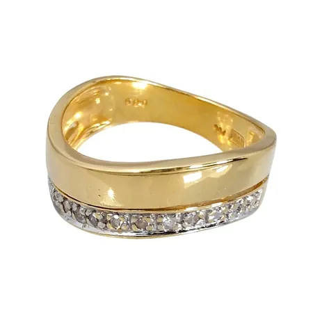 Ring, 18K guld, Diamanter 7 st - totalt 0,05ct - stämplat på skenans insida, Guldfynd (GHA), Ø17,0 mm, bredd 4-6 mm Vikt: 4,5 g