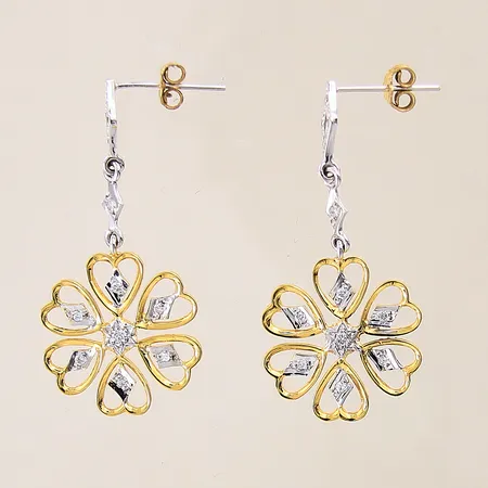 Ett par örhängen med briljantslipade diamanter ca 0,26ctv totalt, längd: 45mm, bredd: 3,7-23mm, tvåfärgad, 18K Vikt: 9 g