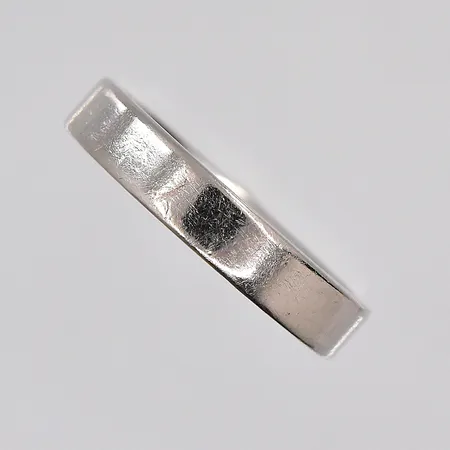 Ring, stl 17½, bredd 4mm, gravyr, 18K Vikt: 3,9 g