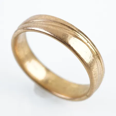 Ring, stl 21½(67), bredd 6mm, 18k, gravyr Vikt: 9,4 g