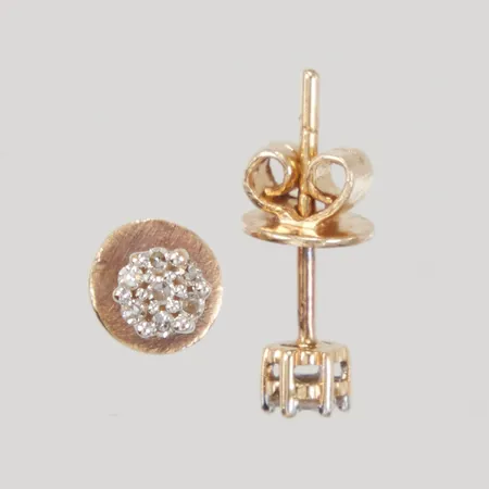 Ett par örhängen med åttkantslipade diamanter ca 14 x 0,005ct, ostämplad 14K,   Vikt: 1,2 g