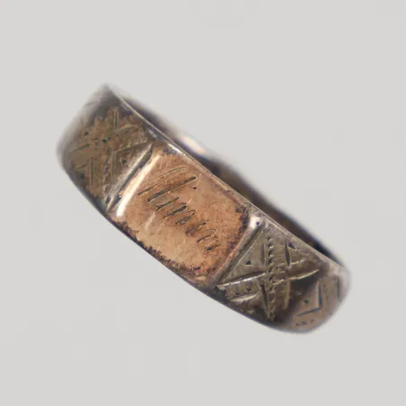 Ring, stl 18¼, bredd 3,3-6,3mm, gravyr, silver,  Vikt: 2,5 g