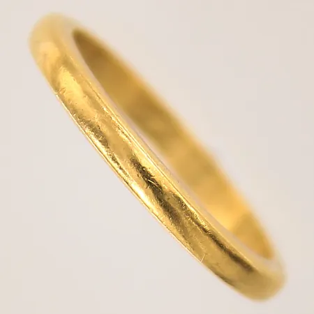 Ring, slät, stl: 17¼, bredd: 2,3mm, gravyr, 23K  Vikt: 3,9 g