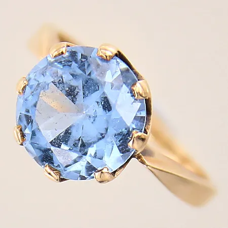Ring med blå sten, nagg, stl: 16¼, bredd: 1,7-10mm, 14K  Vikt: 4 g