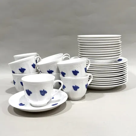 Kaffeservis, Blå Blom Gustavsberg, 11 kaffekoppar, höjd ca 6cm, 12 fat, bredd ca 17,5cm, 12 assietter, bredd ca 13cm, tillverkningsfel på baksida av fat, assietter och koppar, mindre nagg på undersida av två koppar. Skickas med postpaket.