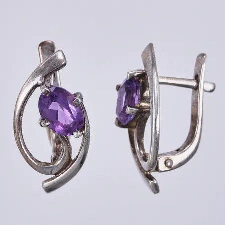 Ett par örhängen med stenar, längd ca 1,9cm, bredd ca 10mm, 925/1000 silver Vikt: 3,3 g