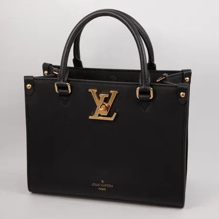 Handväska Louis Vuitton Lock and Go, modellnummer M22311, ca 24.5 x 19 x 10.5 cm, avtagbar axelrem, kornigt svart läder med guldfärgad beslag, sparsamt använd skick, kvitto Birger Jarlsgatan 2023, dustbag, låda samt pappkasse 