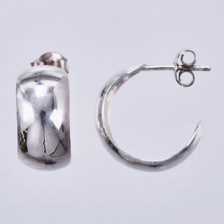 Ett par örhängen Ø 15mm, bredd ca 7mm, 925/1000 silver Vikt: 2,3 g