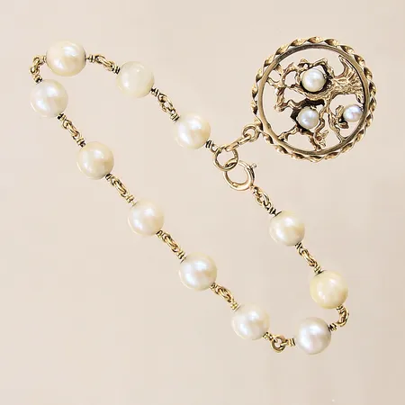 Armband med odlade pärlor samt integrerat hänge, längd: 23-19cm, bredd: 3,9-7,4mm, slitna pärlor, 14K  Vikt: 16,7 g
