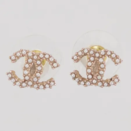 Ett par Örhängen Chanel, Boucles Oreilles, ca 10x12mm, gulmetall, imitationspärlor, etui, kvitto, 