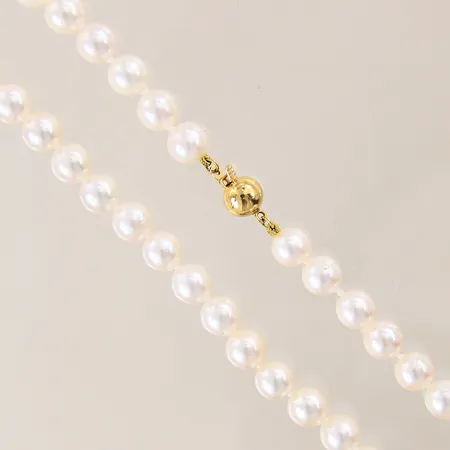 Pärlcollier med odlade saltvattenspärlor, längd: 43cm, bredd: 6,7-6,9mm, smärre buckla på lås, GHA, lås i 18K, bruttovikt: 27,3g. 