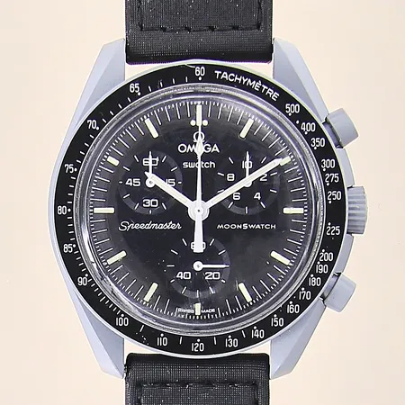 Herrur Omega X Swatch, Moonswatch, Mission to the Moon, bioceramic, quartz, Ø42mm, kronograf, velcro-band, plexiglas, repigt plexiglas, slitet band, certifikat år 2024, manual, box, ytterkartong.