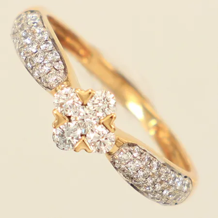 Ring med diamanter 5x ca 0,04ct, 44x ca 0,005-0,01ct totalt 0,45ct enligt gravyr, stl 17¼, bredd 1,5-6mm, serienr 22J3072119, 18K  Vikt: 2,5 g