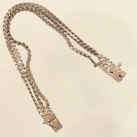 Armband treradigt, längd 18,5cm, bredd 8mm, skadat lås, 830/1000 silver  Vikt: 18,1 g