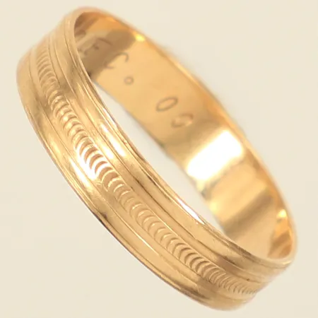 Ring, stl 18½, gravyr, skev, felstämplad 18K, 14K  Vikt: 2,1 g