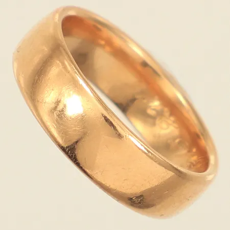 Ring, slät, stl 17½, bredd 6mm, gravyr, 18K  Vikt: 8,2 g