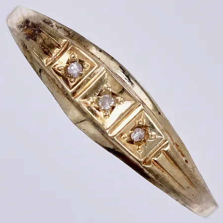 Ring med vita stenar, stl: 19¼, bredd: ca 20mm, 14K Vikt: 0,8 g