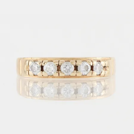 Ring med diamanter, gravyr,storlek 15 ½ mm, bredd 2.2-3.7 mm,18k. Vikt: 2,6 g