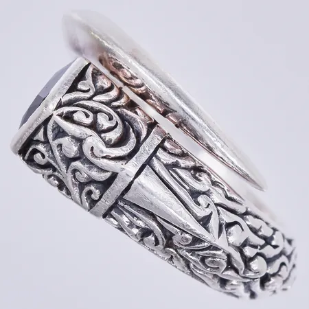 Ring med svart sten, stl ca 16¾, bredd ca 3-10mm, silver 925/1000 Vikt: 7,5 g