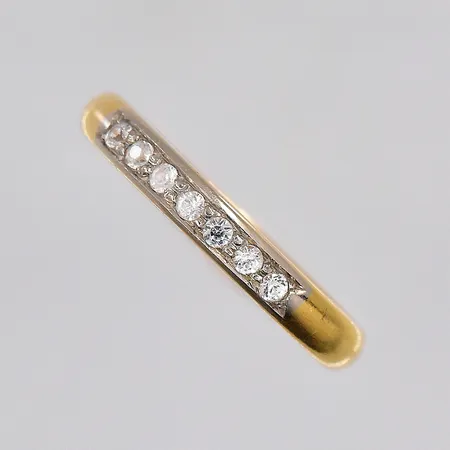 Ring med vita stenar, stl 17, gravyr, 23K Vikt: 3,7 g