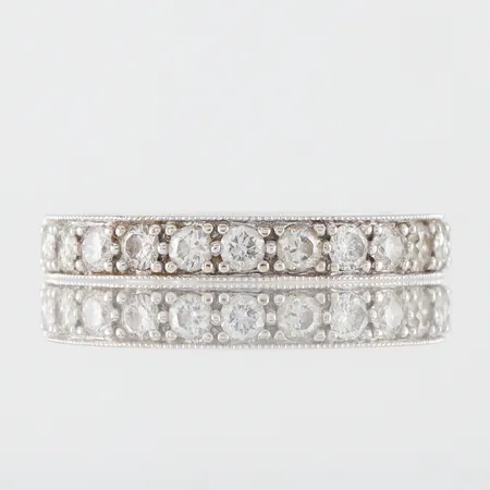 Ring vitguld med 13 st diamanter, Guldfynd AB, storlek 16 mm, bredd 2.8 mm, 18k. Vikt: 3,2 g