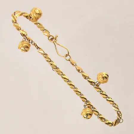 Armband med fyra berlocker, längd: 20cm, bredd: 3,2-7,9mm, buckliga berlocker,  21K  Vikt: 6,6 g