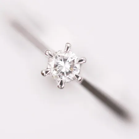 Ring med briljantslipad diamant, 0,11ct, kvalitet ca TW-W(G-H)/VS, Stjärnringen, Strömdahl, stl: 16¼, 18K vitguld Vikt: 2,4 g