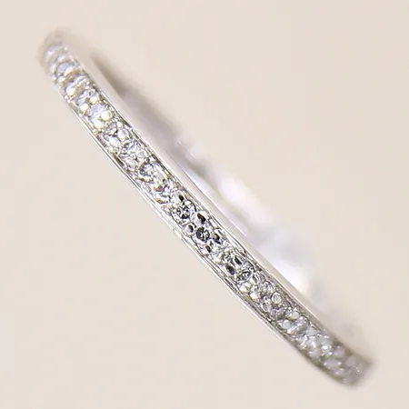 Ring med diamanter 25 x ca 0,005ct, stl: 16¼, bredd: 1,5-2mm, vitguld, gravyr, 18K  Vikt: 1,8 g