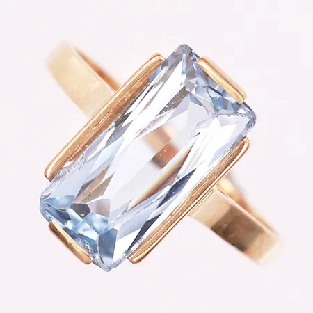 Ring med syntetisk blå spinell, stl: 17½, 18K guld. Vikt: 3,2 g