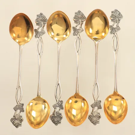 Sex kaffeskedar med floral dekor, längd 11,8cm, förgylld detalj, Finland, 830/1000 silver  Vikt: 49,1 g