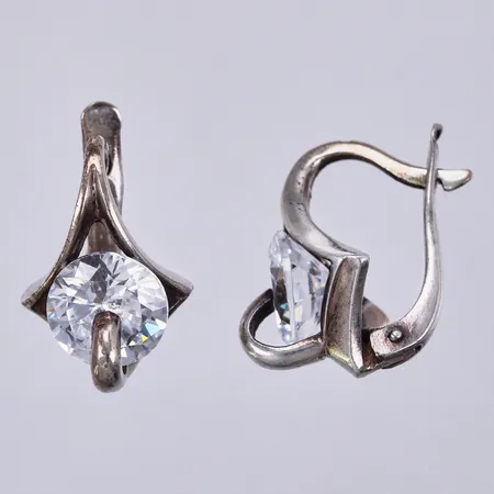 Ett par örhängen med vita stenar längd ca 1,8cm, bredd ca 10mm, 925/1000 silver Vikt: 4,9 g