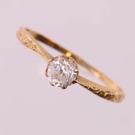 Ring med vit sten, stl: 17¼, bredd 1,3-5mm, skev/bucklig, 18K. Vikt: 1,5 g
