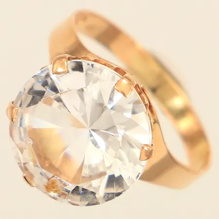 Ring med vit sten, stl 19, bredd 2,6-14,8mm, defekta klor, 18K  Vikt: 4,9 g
